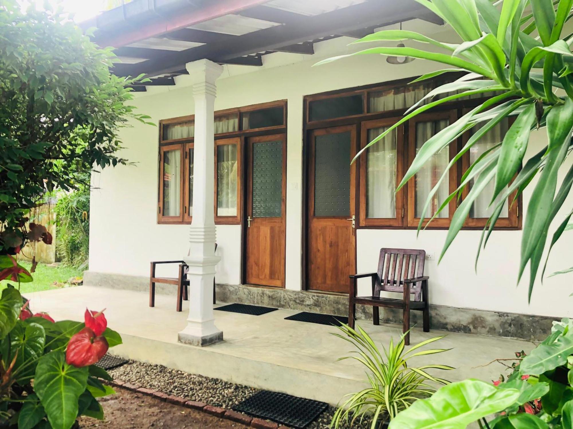 Waves Hotel Hikkaduwa Buitenkant foto
