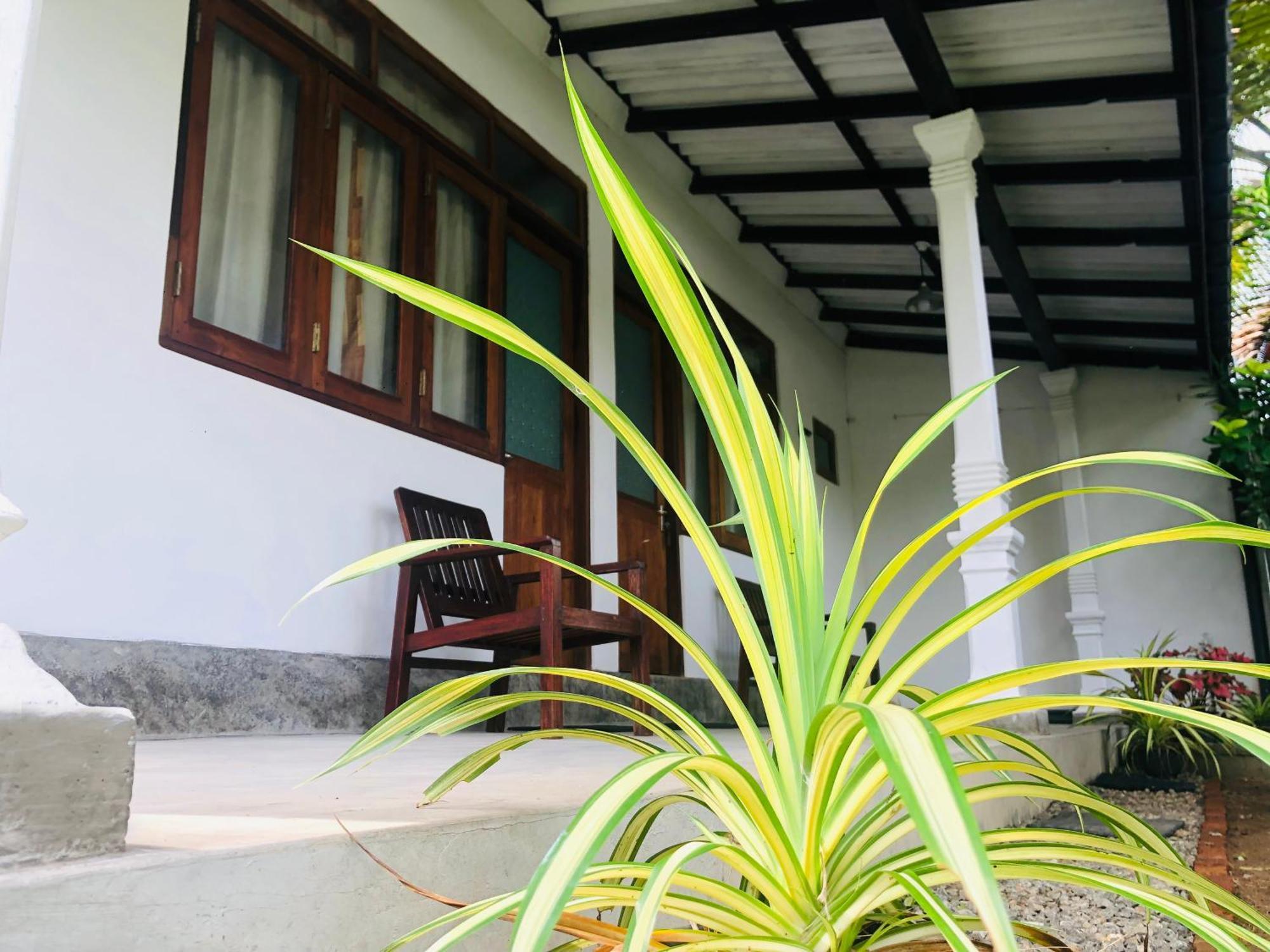 Waves Hotel Hikkaduwa Buitenkant foto