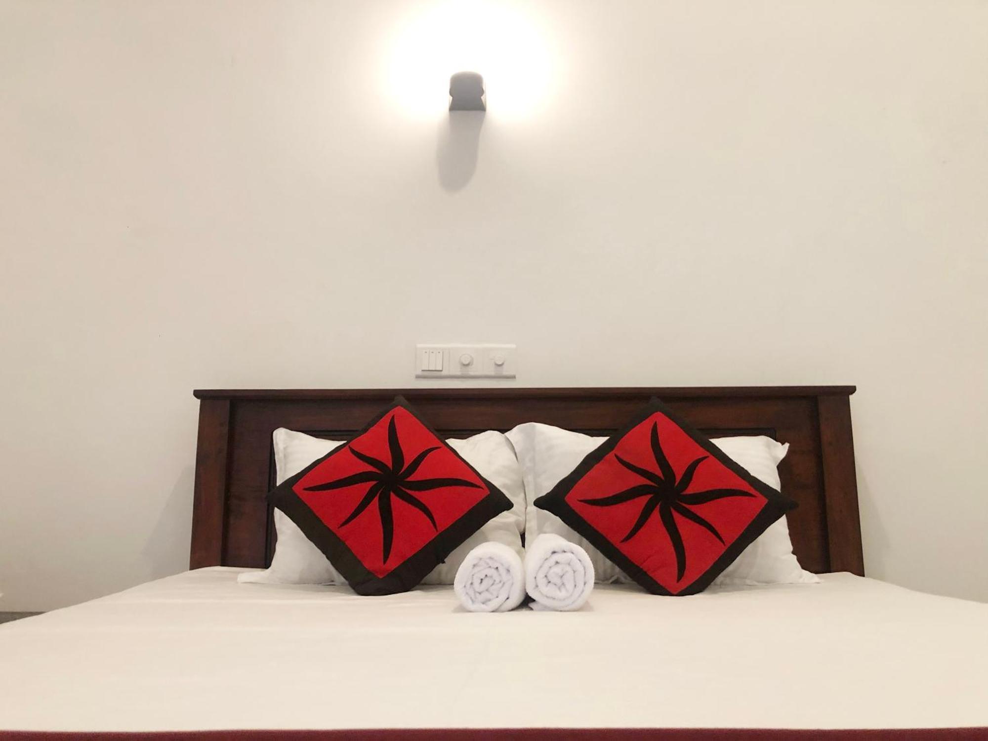 Waves Hotel Hikkaduwa Buitenkant foto