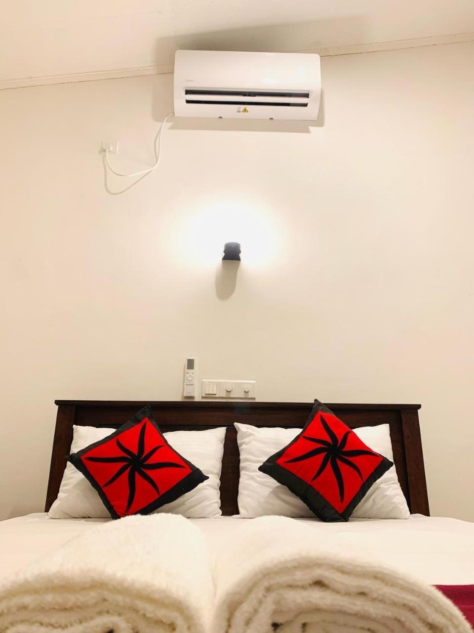 Waves Hotel Hikkaduwa Buitenkant foto